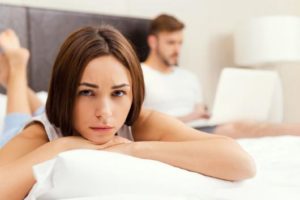 不満げな女性 ベッドの上