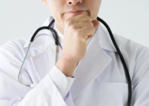 男性医師アゴに手