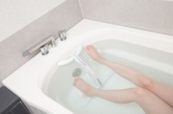 入浴中の女性の脚