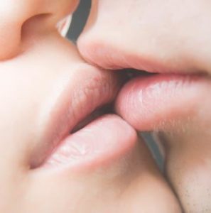 キスするカップル