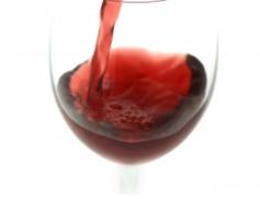 グラスの赤ワイン