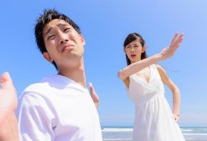 ビンタする女性