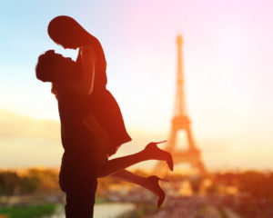 フランスで抱き合う女性
