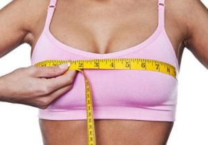 バストをはかる女性