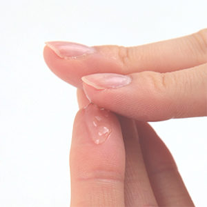 リュイールホットファイヤーローズを指で広げる