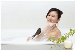 お風呂に入る女性