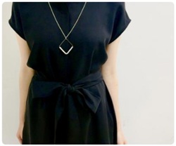 黒い服の女性